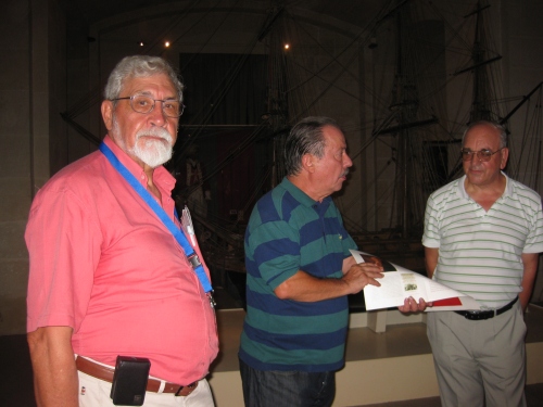 José Manuel Gironés entrega un obsequio al prof. Antonio Espinoza